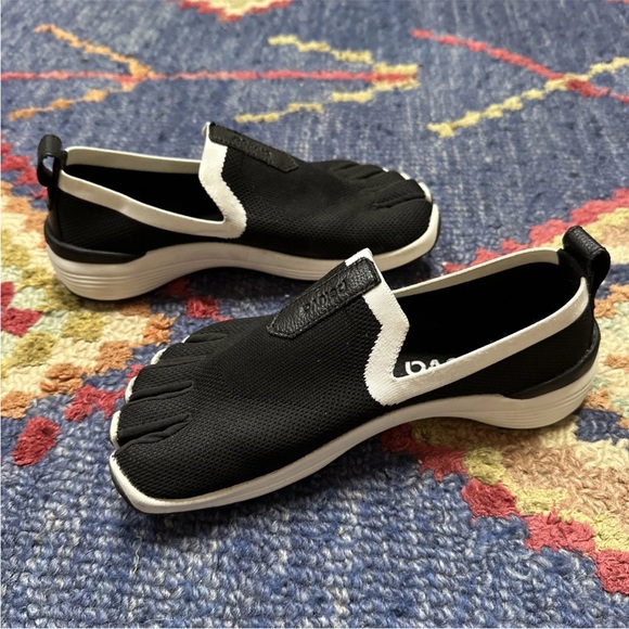 Black and White Women's Toe Shoes - Picture 3 of 9